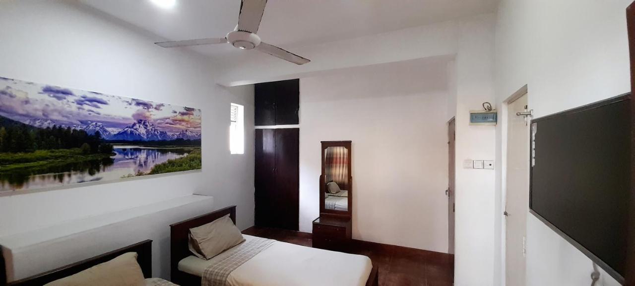 Hotel 100 Dehiwala-Mount Lavinia Exterior photo